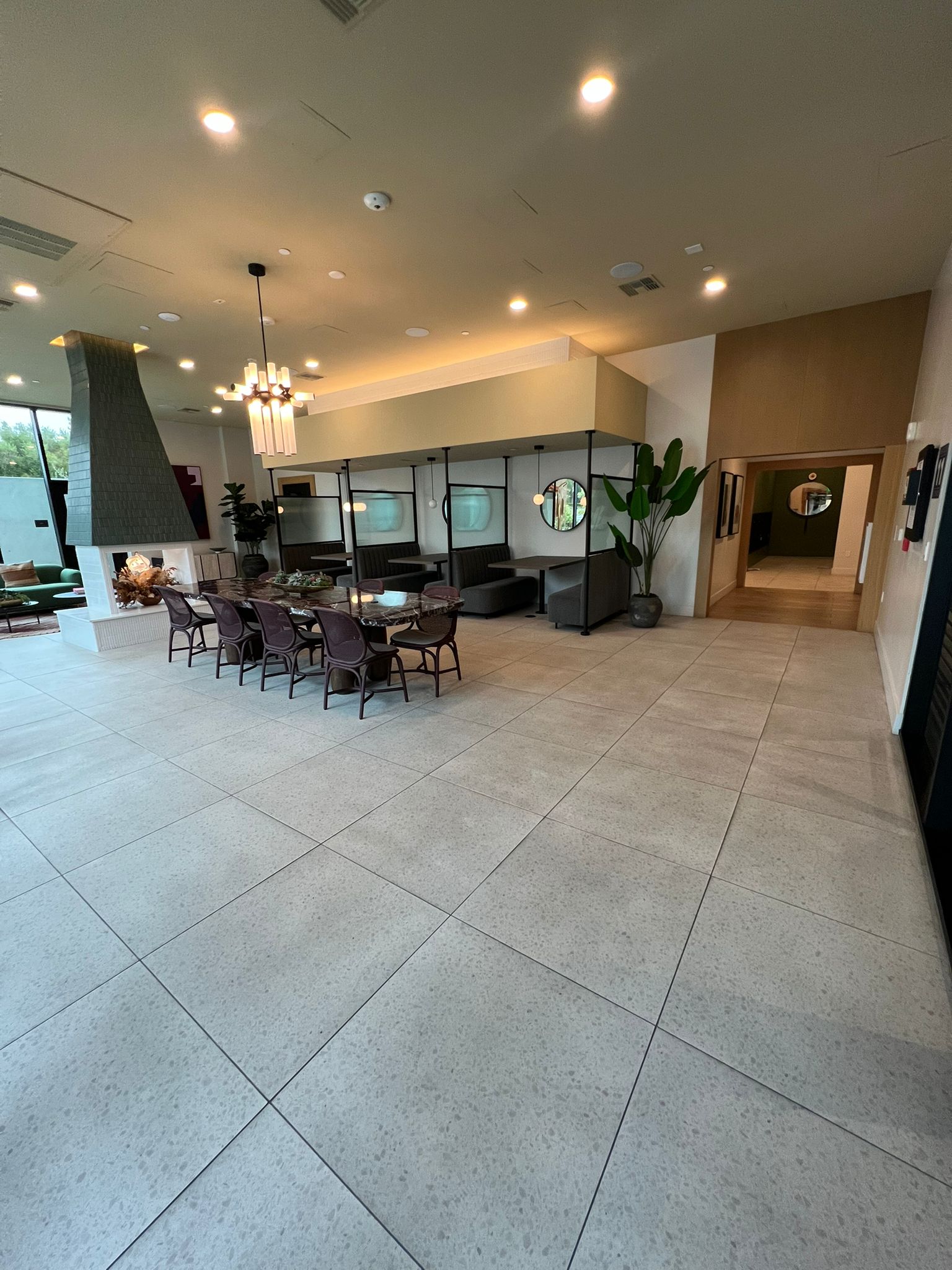 Showroom moderno con cerámicas premium